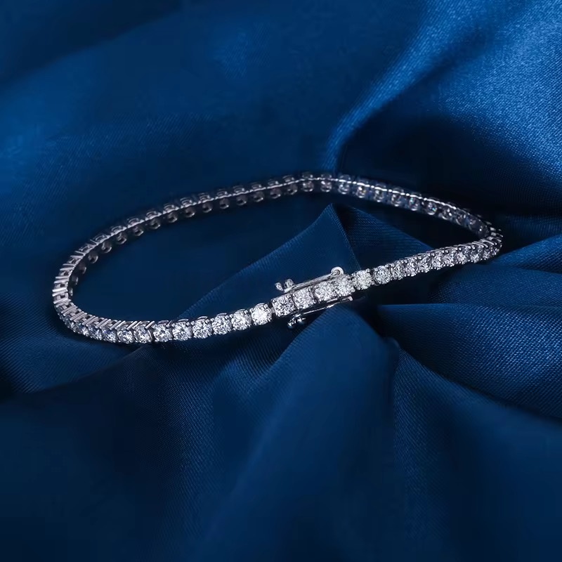 Regal Crown VVS Moissanite Pendant - Image 2